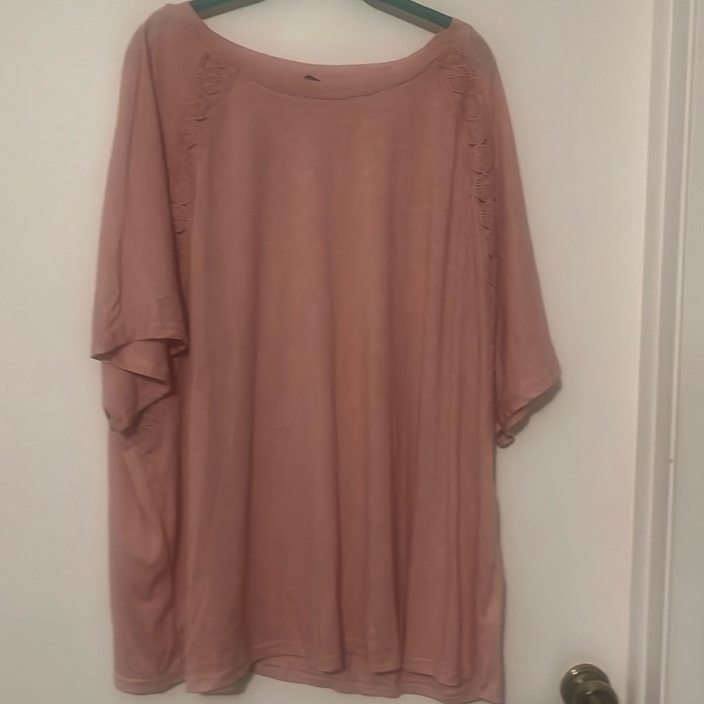 Size 26, Bloomchic dusty pink short sleeve tee. NWOT. Lace trimmed.